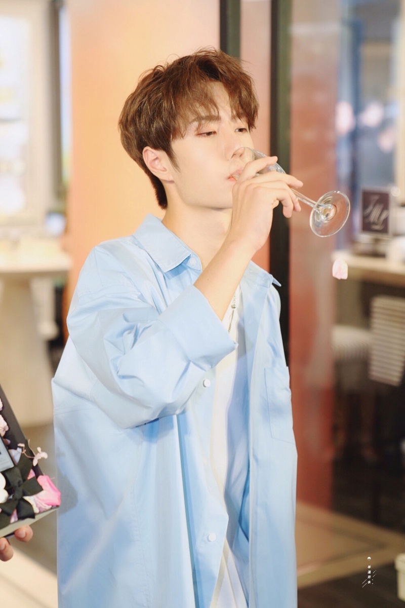 缠身八年绯闻还不乱阵脚?王一博这闷声磕演技的轴劲儿绝了
